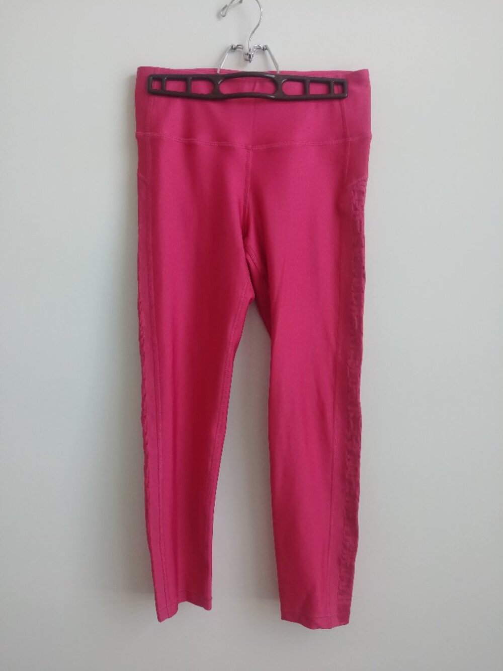 Under Armour Women's Medium hot pink compression cropped leggings